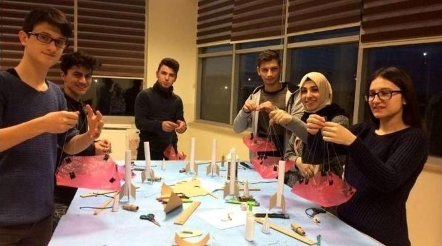 Om&uuml;&rsquo;l&uuml; &Ouml;ğrenciler Elif&rsquo;in Anısına Roket Fırlattı