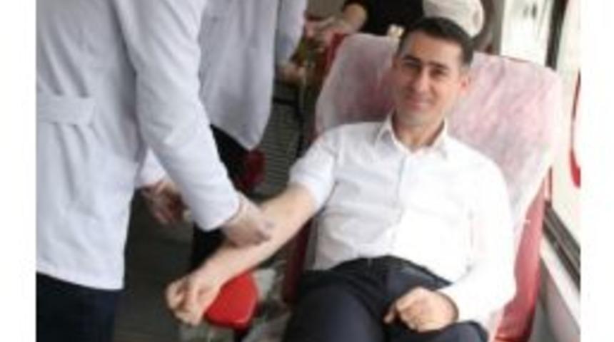 Ak Partililerden Kızılay&rsquo;ın Kan Bağışına Destek