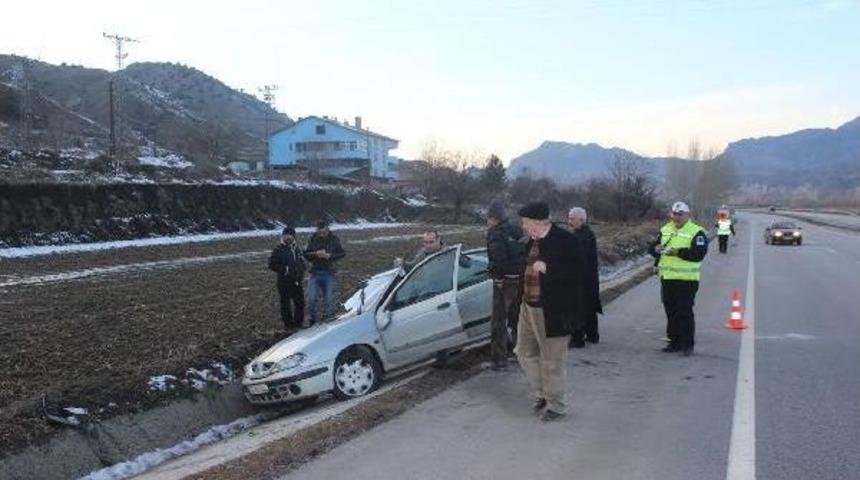 Otomobil Su Kanalına D&uuml;şt&uuml; : 2 Yaralı