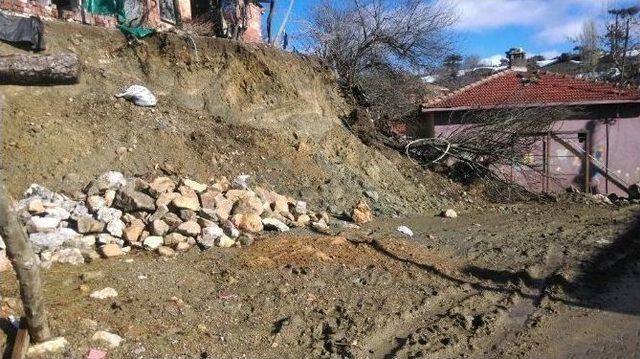 Heyelanın Taşıdığı Kayalar Okuldaki Oyun Alanına D&uuml;şt&uuml; 1