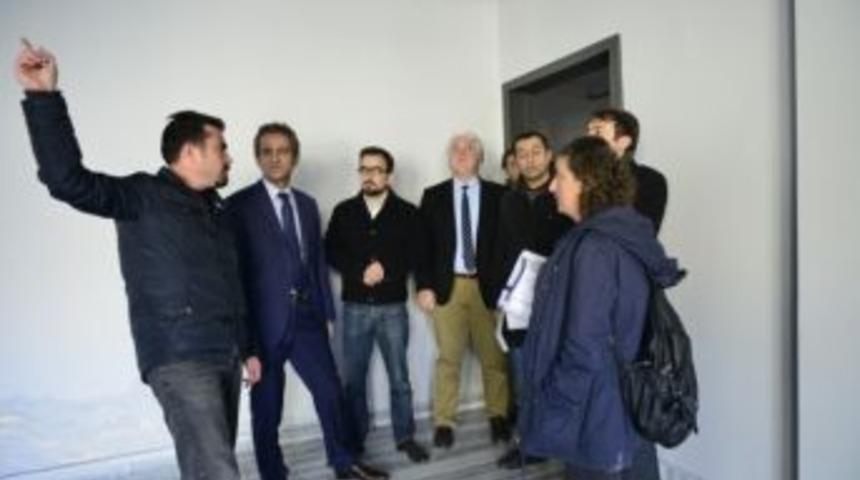 Rekt&ouml;r &Ouml;zer, Merkezi Derslikler Binasında İncelemelerde Bulundu