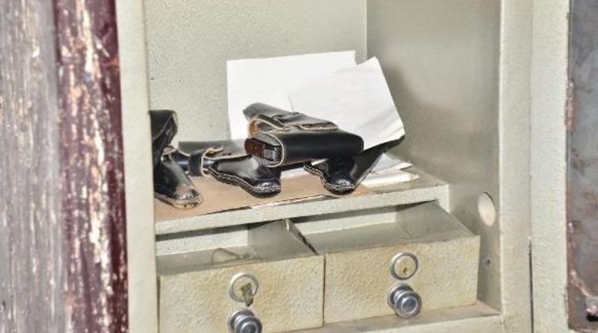 Terk Edilmiş Dairedeki Kasadan 5 Tabanca &Ccedil;ıktı