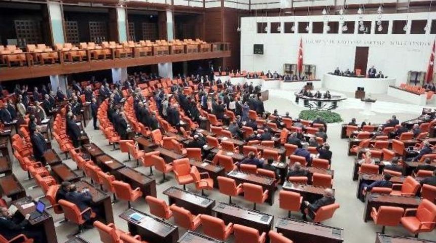 Meclis&rsquo;Te Chp'lilerden &lsquo;Ayakta Durma&rsquo; Eylemi
