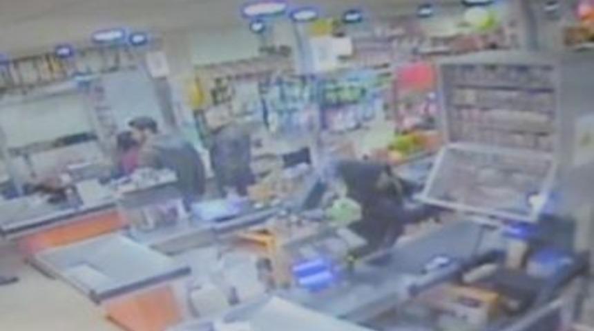 Marketten Sigara Hırsızlığı G&uuml;venlik Kamerasında