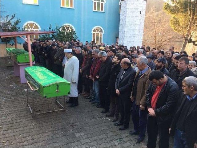 İzmir’deki Cinayetin Kurbanları Toprağa Verildi