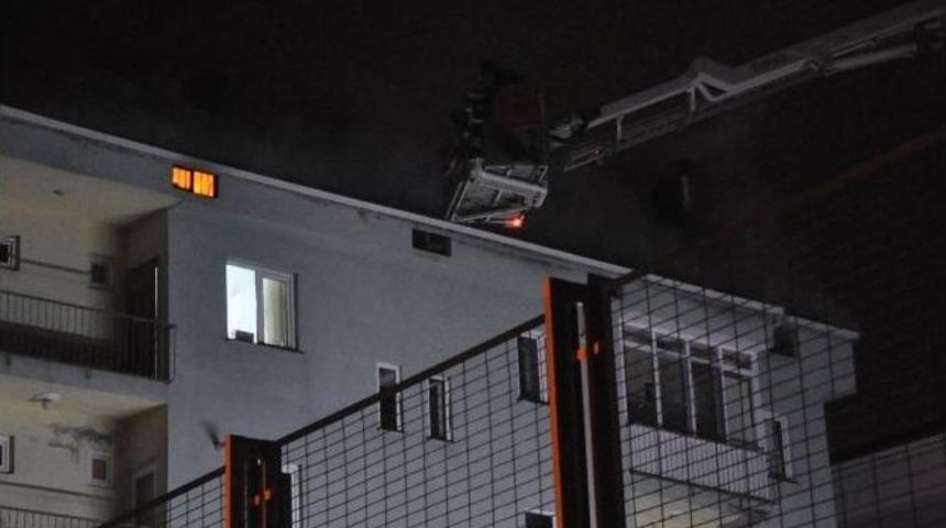 &Ccedil;atı Yangını Site Sakinlerini Sokağa D&ouml;kt&uuml;