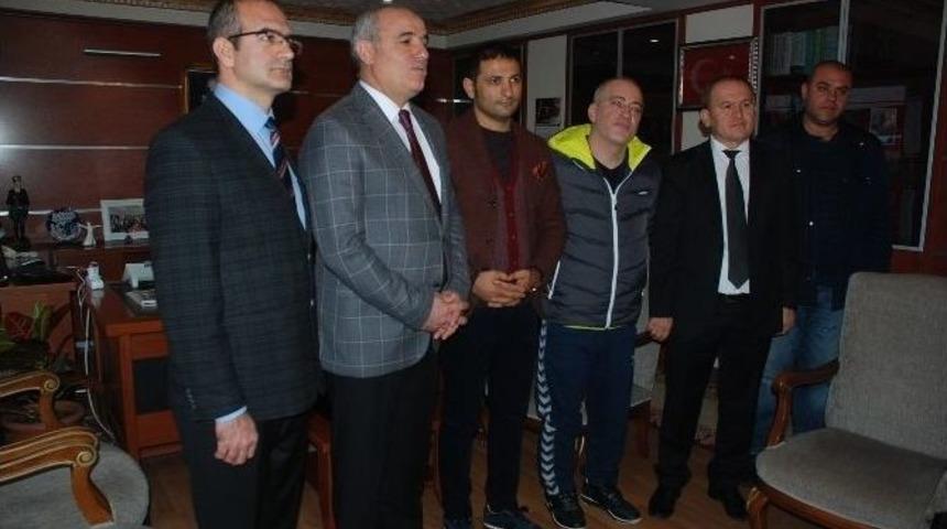 Okul Yapımına Destek Veren İşadamları Bağışlarını Teslim Etti