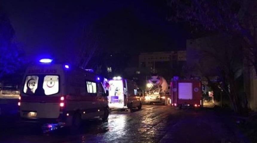 Akdeniz &Uuml;niversitesi'nde Iskele &Ccedil;&ouml;kt&uuml;, Iş&ccedil;iler Enkazın Aldında Kaldı (1)