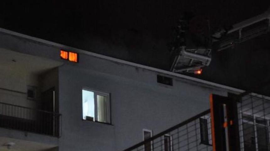 &Ccedil;atı Yangını Apartman Sakinlerini Endişelendirdi