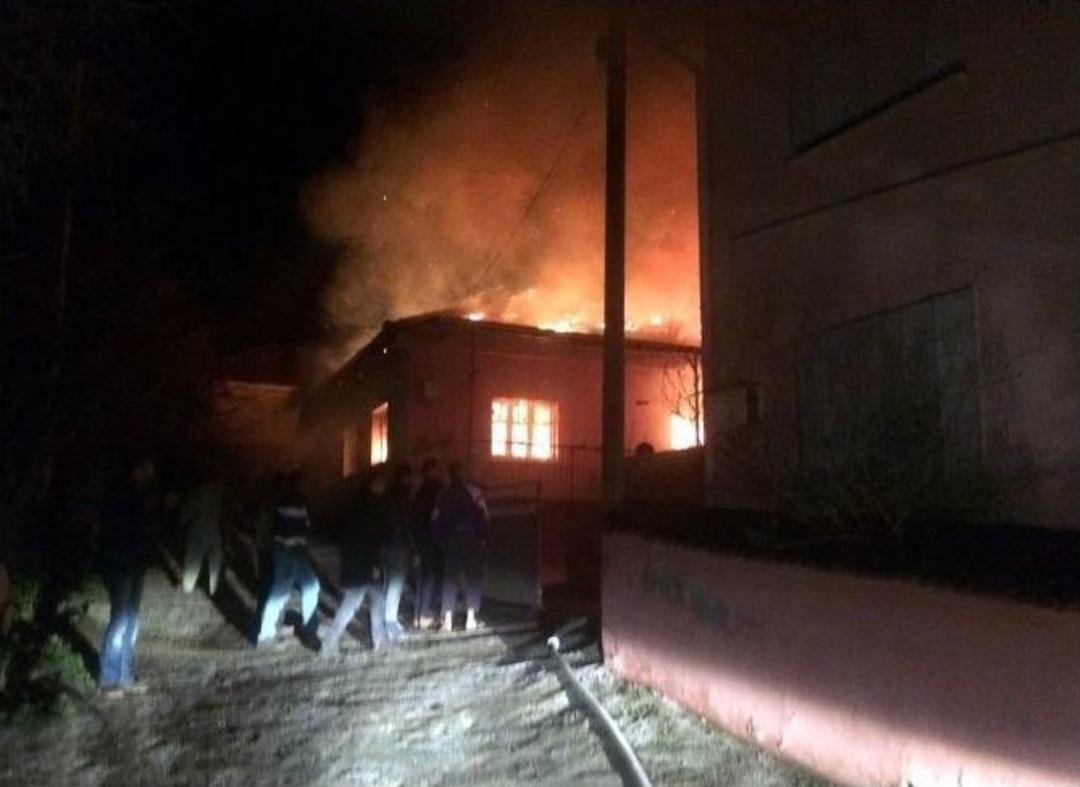 Manisa&rsquo;da 2 Ev Alevlere Teslim Oldu