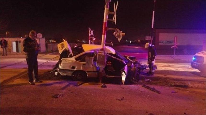 Otomobil Yolcu Trenine &Ccedil;arptı: 1 Yaralı