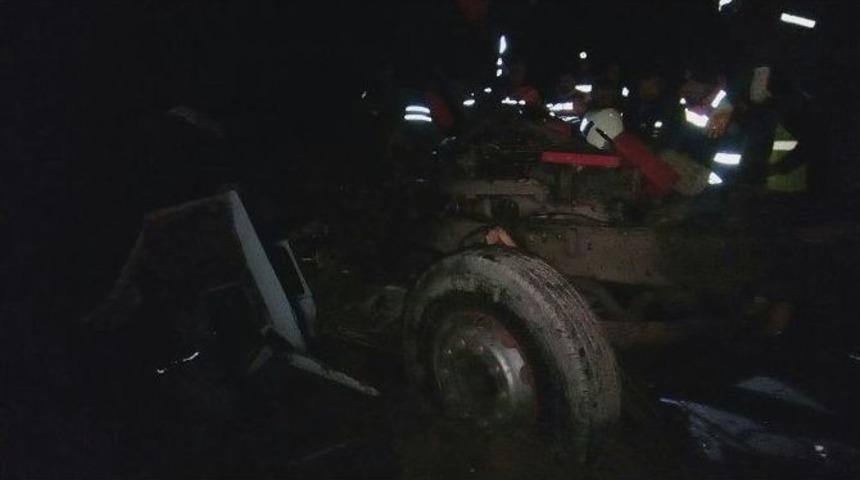 Otob&uuml;sle Tır &Ccedil;arpıştı: 1 &Ouml;l&uuml; 15 Yaralı