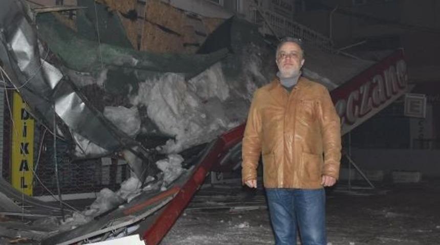 Karın Ağırlığına Dayanamayan Eczanenin Tentesi &Ccedil;&ouml;kt&uuml;