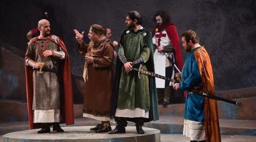 "jennifer&rsquo;ın D&uuml;ğ&uuml;n&uuml;/osman Gazi" Oyunu Uşaklı İzleyicilerden Tam Not Aldı