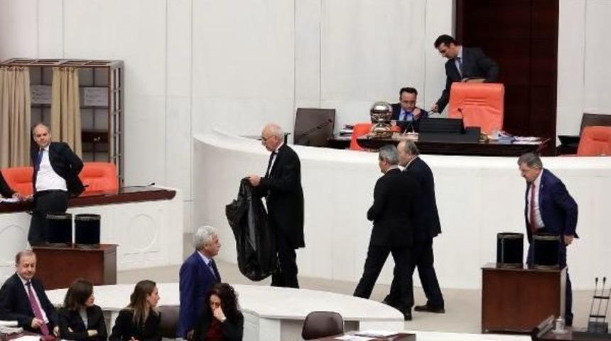 Kabin Tartışması Yaşanınca Birleşime Ara Verildi, Oylama Işlemi Yarıda Kaldı