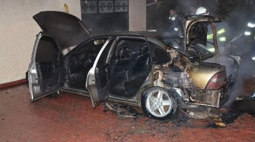 Park Halinde Alev Alan Otomobil Kullanılamaz Hale Geldi