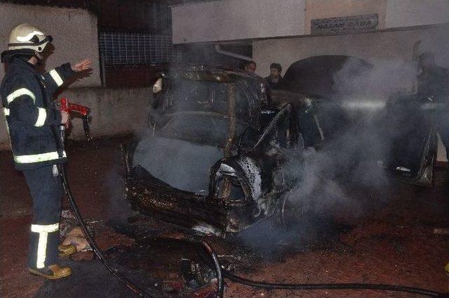 Park Halinde Alev Alan Otomobil Kullanılamaz Hale Geldi 1