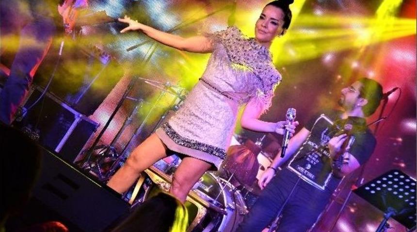 Hastalığı Nedeni İle Sahne Alamayan Hadise Yerini Beng&uuml;&rsquo;ye Bıraktı