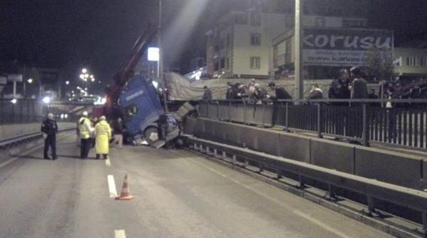Freni Boşalan Park Halindeki Tır Bursa-Ankara Karayoluna Girdi