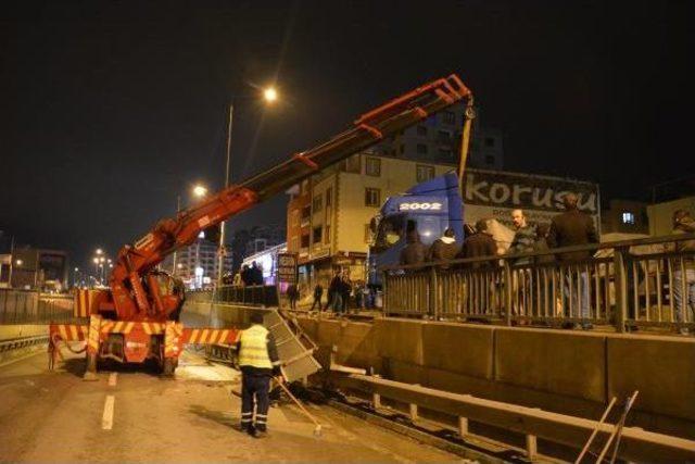 Freni Boşalan Park Halindeki Tır Bursa-Ankara Karayoluna Girdi