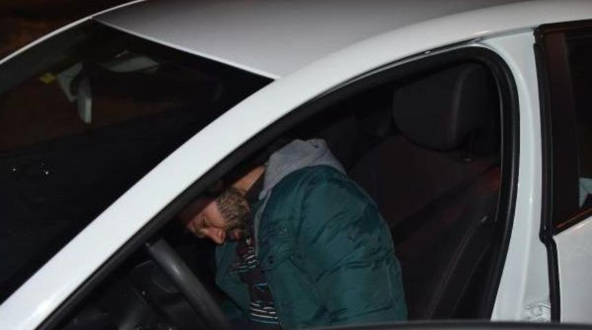 Otomobil S&uuml;r&uuml;c&uuml;s&uuml; Direksiyon Başında 2.57 Promil Alkoll&uuml; Bulundu