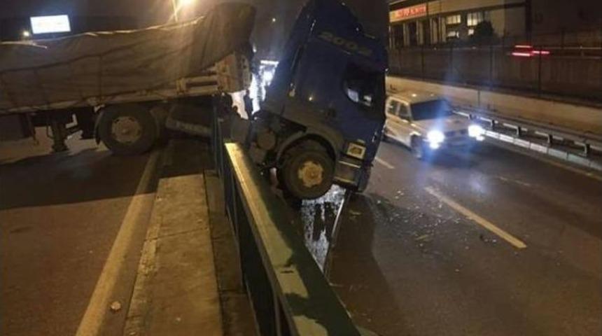 Bursa&rsquo;da S&uuml;r&uuml;c&uuml;s&uuml;z Tır Korku Dolu Dakikalar Yaşattı