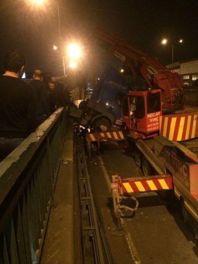 Bursa&rsquo;da S&uuml;r&uuml;c&uuml;s&uuml;z Tır Korku Dolu Dakikalar Yaşattı 1