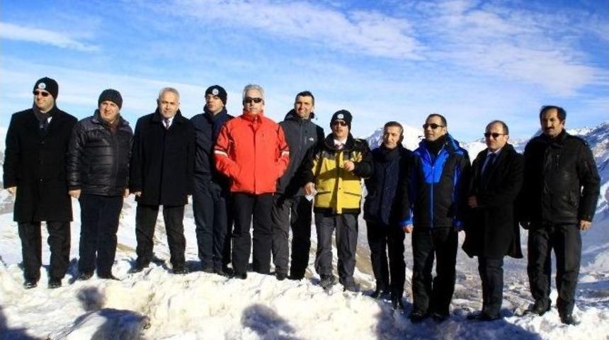Hakkari&rsquo;de T&uuml;rk&uuml;ler Eşliğinde Doğaya Yem Bırakıldı