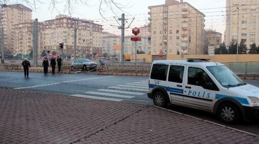 Otomobil Ref&uuml;je &Ccedil;ıktı: 2 Yaralı