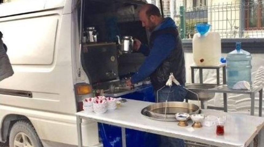 Minib&uuml;s&uuml;n&uuml;n Arkasını Seyyar &Ccedil;ay Ocağına &Ccedil;evirdi