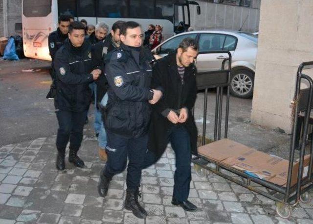 Bursa'da Fetö Operasyonunda Gözaltına Alınan 24 Kişi Adliyeye Çıkartıldı