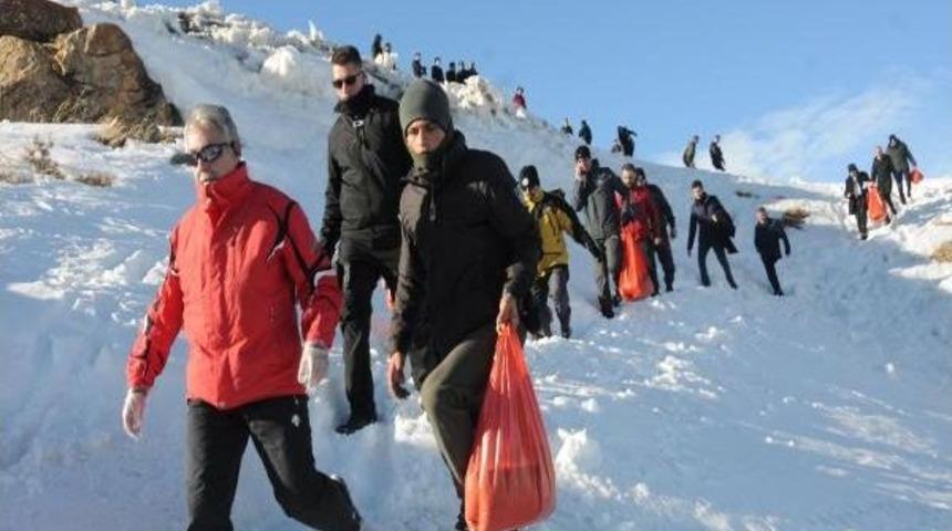 Hakkari Protokol&uuml;, 2 Bin 800 Metrede Dogaya Yem Bıraktı