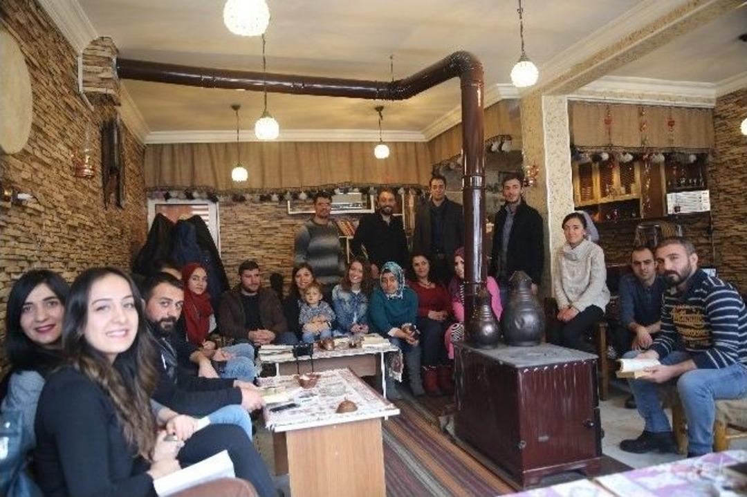 Sosyal Medyadan &Ouml;rg&uuml;tlenip Kitap Okuyorlar