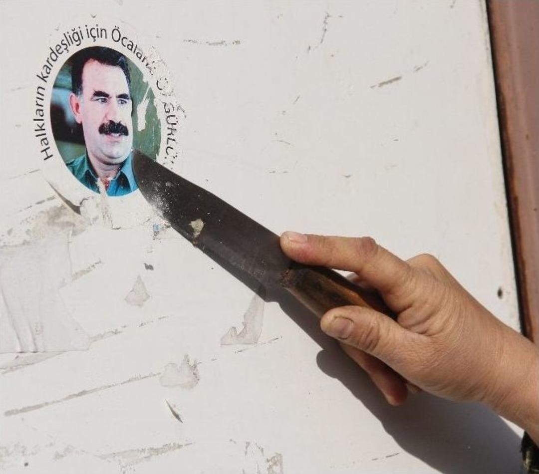 Polisi G&ouml;ren Kadın Abdullah &Ouml;calan &Ccedil;ıkarmasını Bı&ccedil;akla Kazıdı