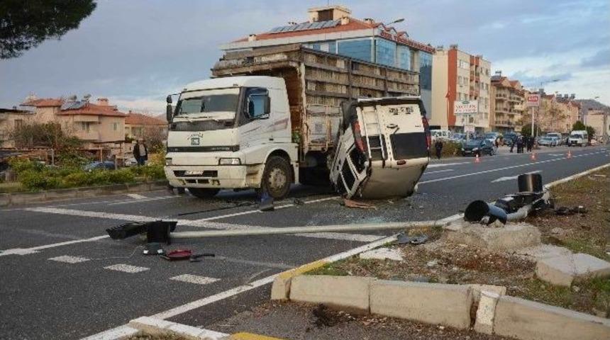 Ortaca&rsquo;da Takla Atan Ara&ccedil; Kamyonun Altında Kaldı; 2 Yaralı