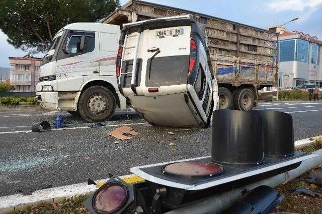 Ortaca&rsquo;da Takla Atan Ara&ccedil; Kamyonun Altında Kaldı; 2 Yaralı 2