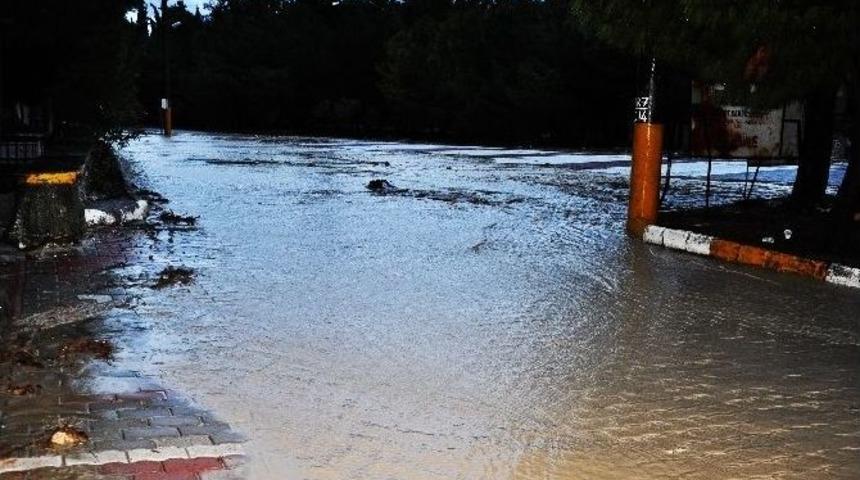 (&ouml;zel Haber) Manisa Kırkağa&ccedil;&rsquo;ta Mahalle Sular Altında Kaldı