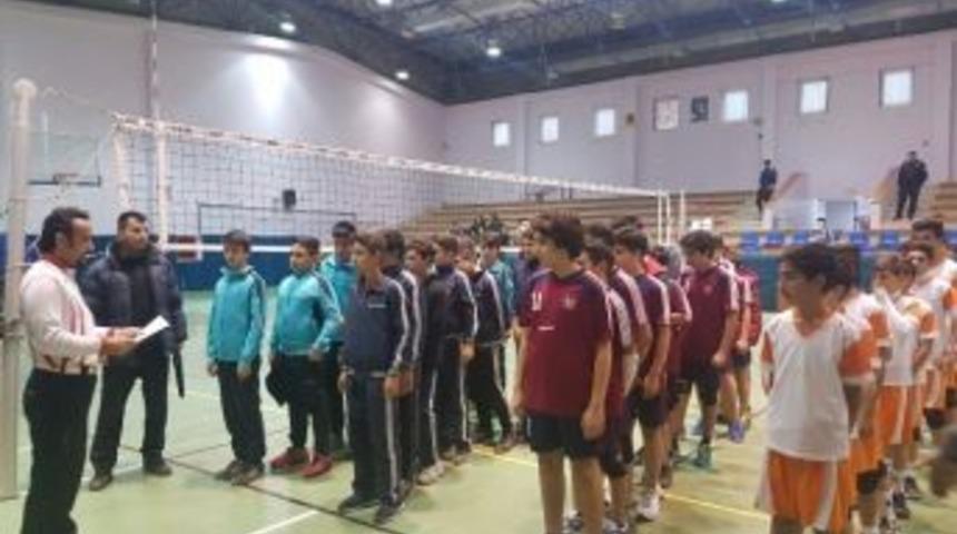 Voleybolda Evliya &Ccedil;elebi Ortaokulu Adana Birincisi