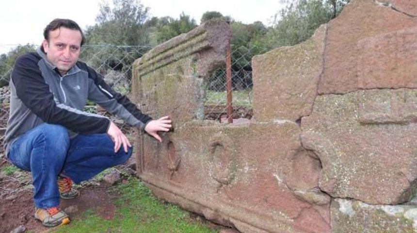 Aigai'de 2 Bin 200 Yıllık Okul M&uuml;d&uuml;r&uuml; Lahiti Bulundu