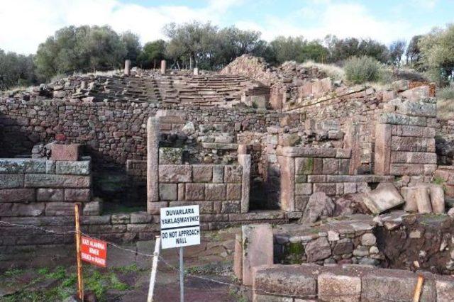 Aigai de 2 Bin 200 Yıllık Okul Müdürü Lahiti Bulundu 1