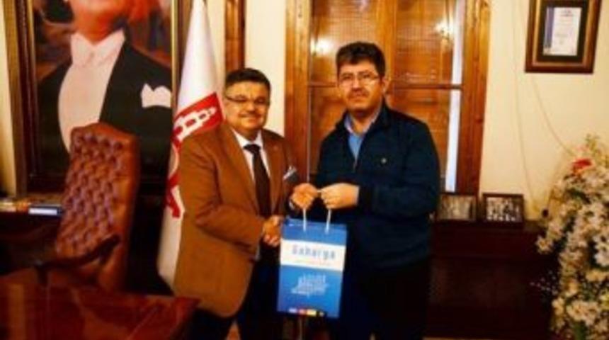 Sakarya Gazetesi Yazı İşleri M&uuml;d&uuml;r&uuml; Erdal&rsquo;dan Başkan Yağcı&rsquo;ya Ziyaret