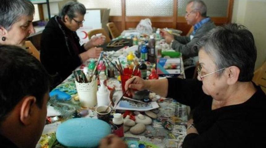 Yaşlıların Boyadığı Taşlarla, Sokak Hayvanlarına Yem Alınıyor