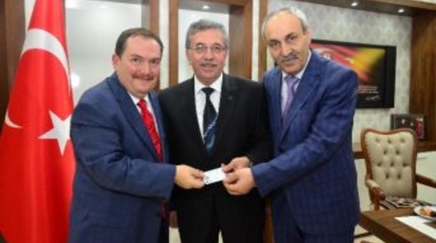 Başkan &Ccedil;etin, Yeni Kimliğini Aldı