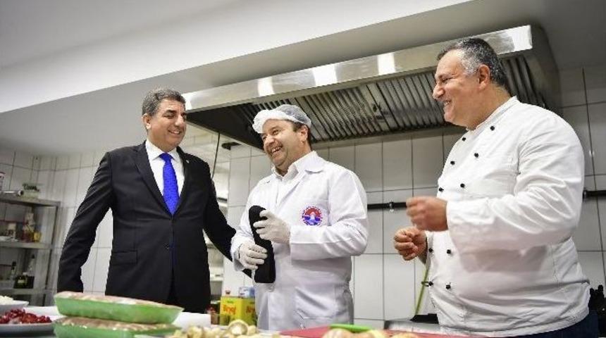 Başkan Ali Kılı&ccedil;, G&ouml;zleri Kapalı Yemek Yaptı