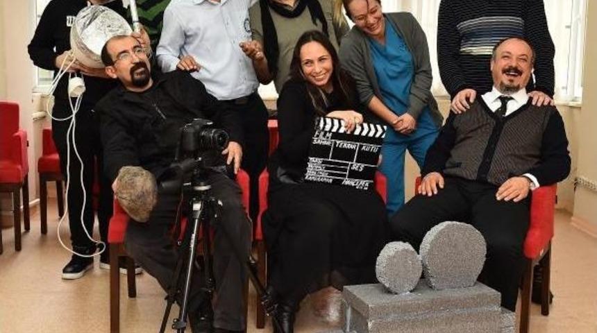 Sanatsever Sağlık&ccedil;ılar, Hastalara Moral Oluyor