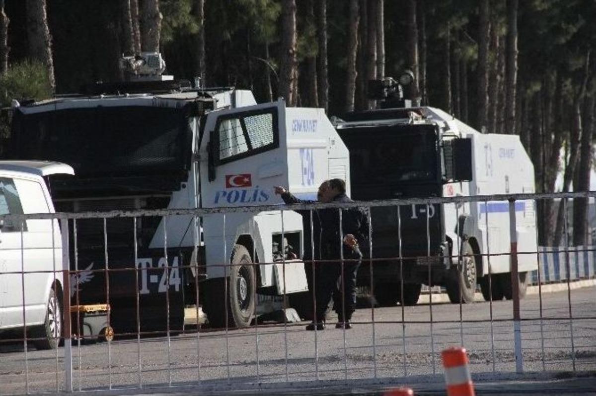Yangın &Ccedil;ıkan Cezaevinde Toma&rsquo;lar Bekliyor