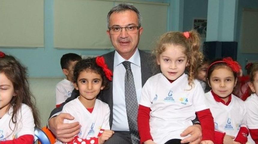 Başkan K&ouml;şker, Minik &Uuml;niversitelilere Karnelerini Verdi