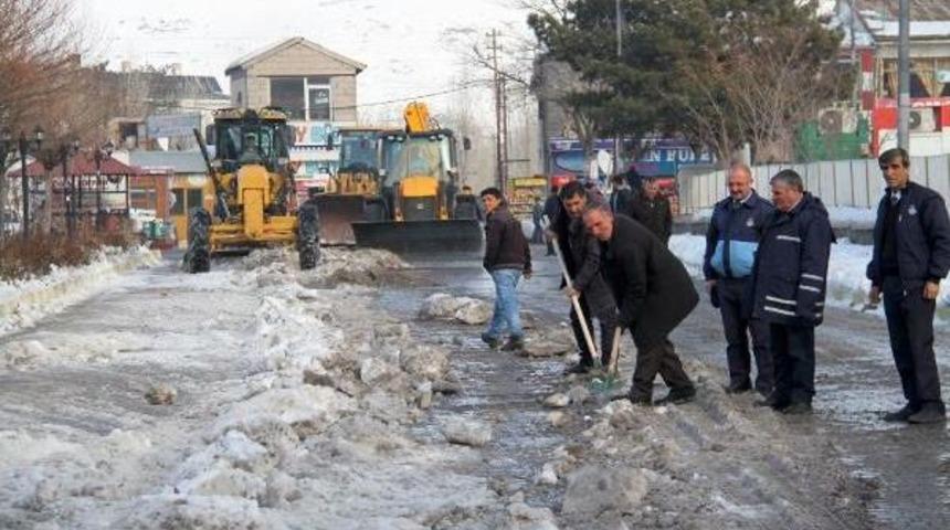 Kayyum, Muradiye Belediyesi'nde &Ccedil;alışmalara Başladı