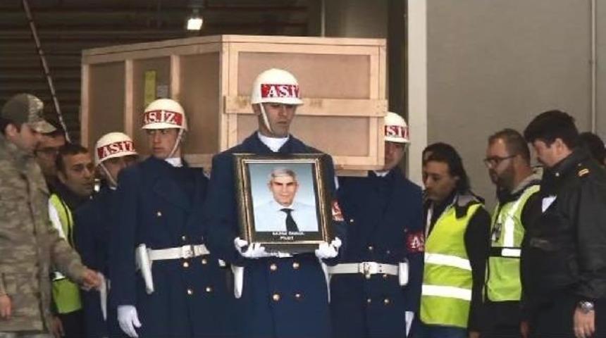 D&uuml;şen U&ccedil;aktaki M&uuml;rettebatın Cenazeleri İstanbul'a Getirildi (2)