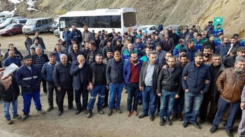 Şirvan'da Işten &Ccedil;ıkarılan Maden Iş&ccedil;ilerinden Oturma Eylemi